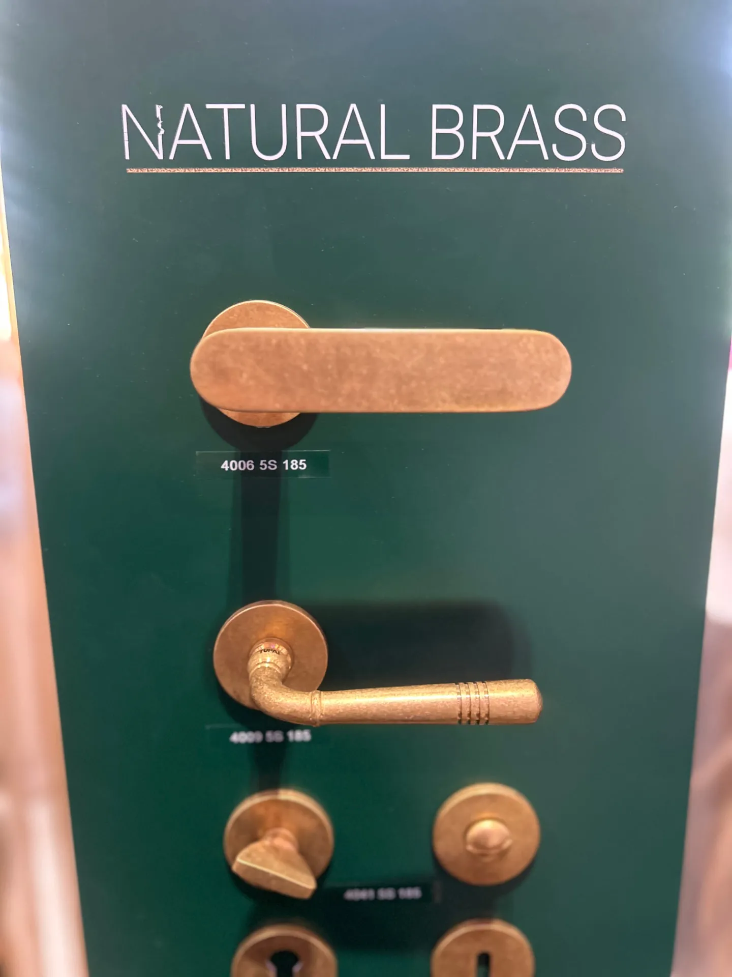 Natural Brass kilincskollekció zöld tablón