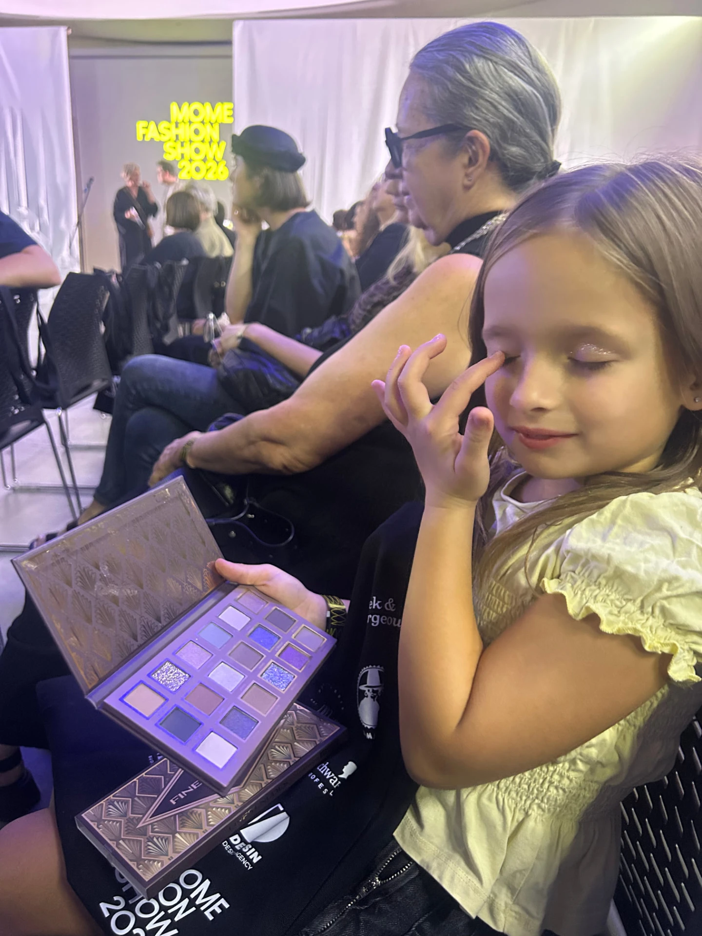 Lia kipróbálja a Rival Loves Me szemhéjfesték-palettát a MOME Fashion Show 2026 eseményén