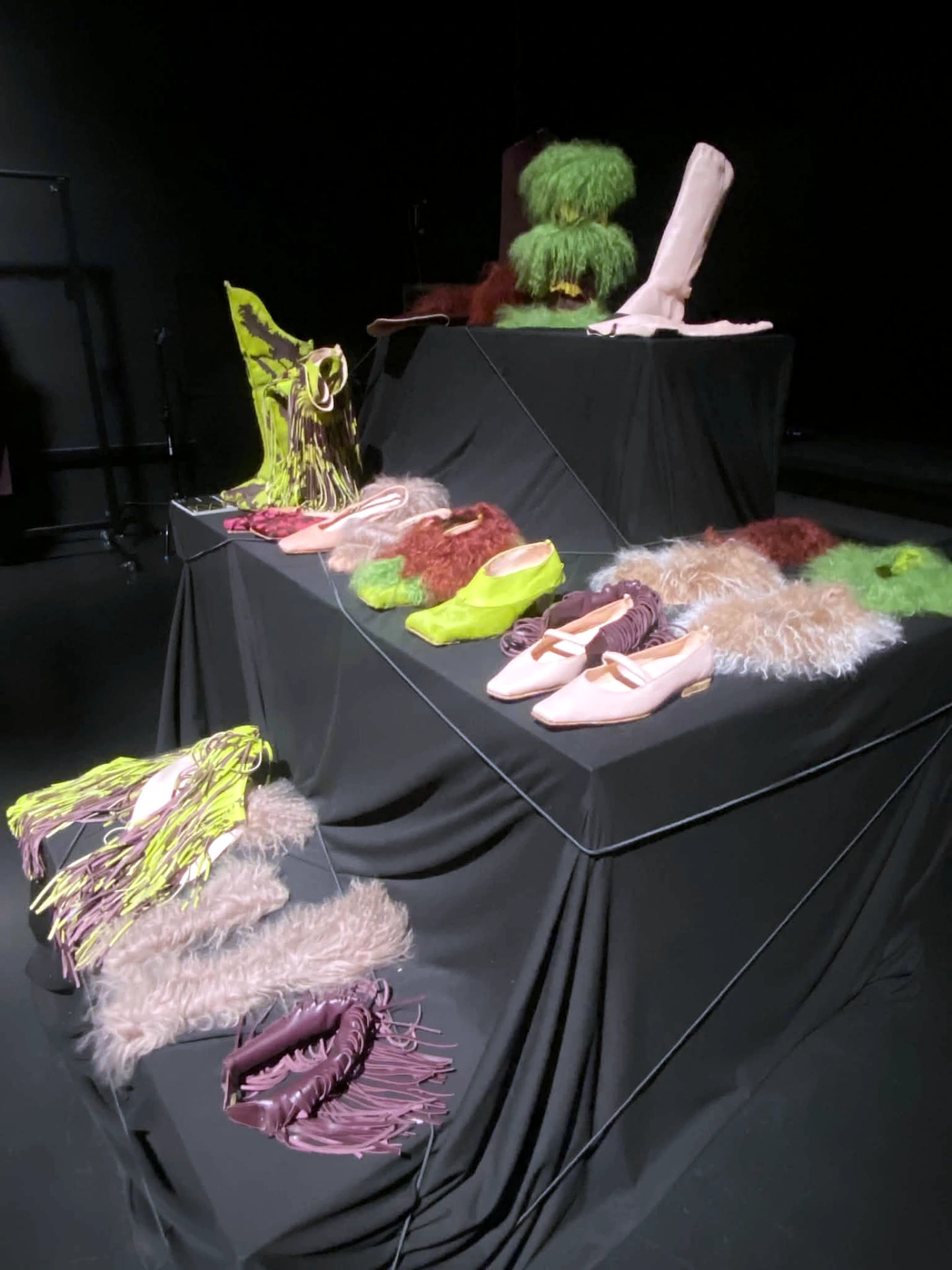 Texturált cipők és kiegészítők a MOME Fashion Show 2026 kiállításán