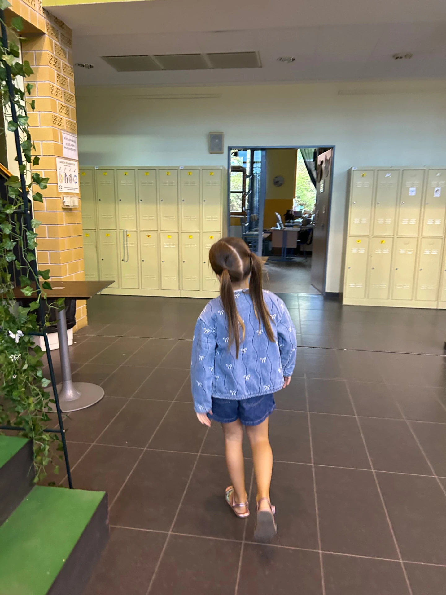 Lia sétál az iskolai folyosón, MOME Campus