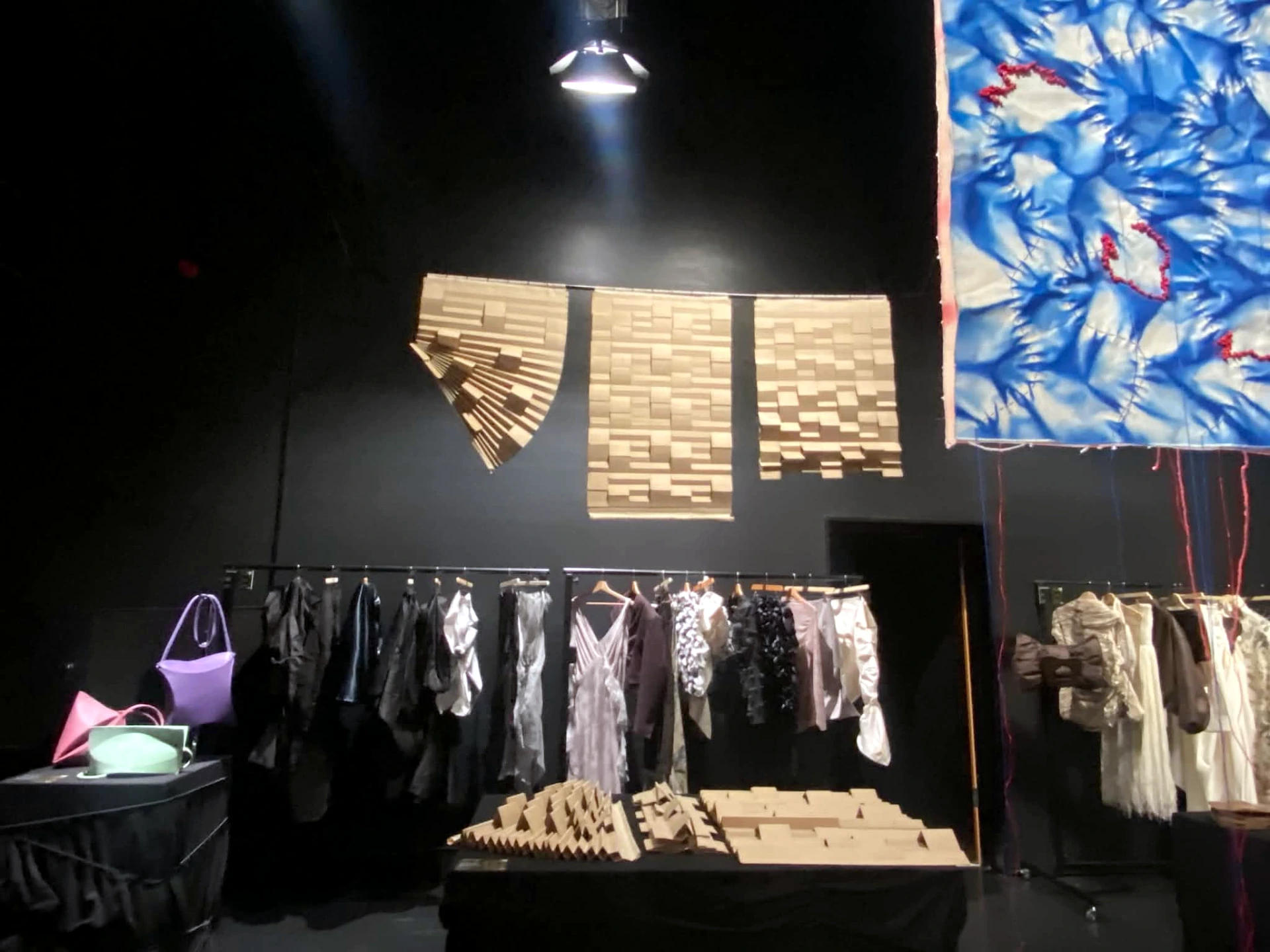 Textil- és anyagkísérletek a MOME Fashion Show 2026 kiállítóterében