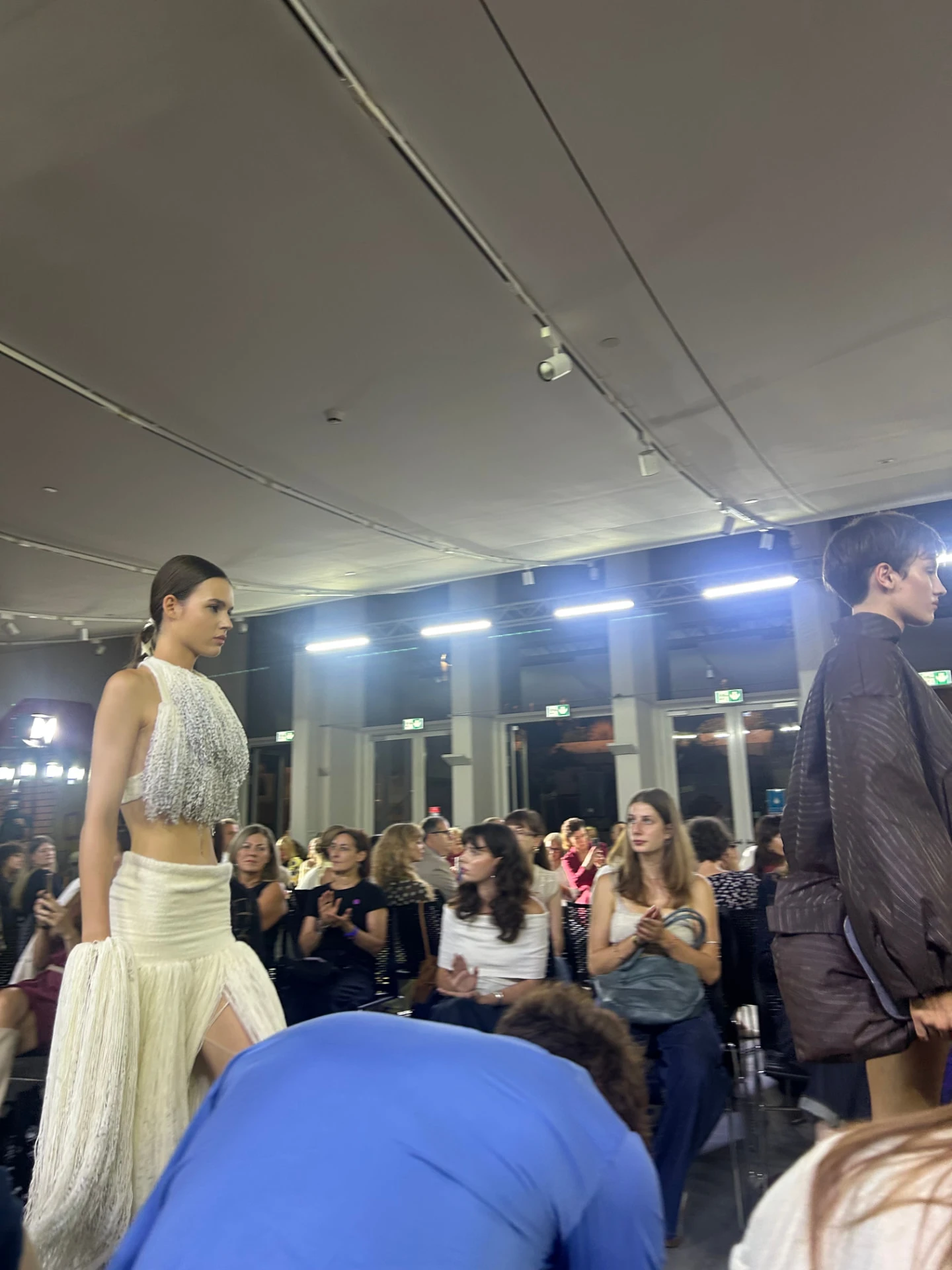 Kifutópillanat a MOME Fashion Show 2026 közönségének nézőpontjából