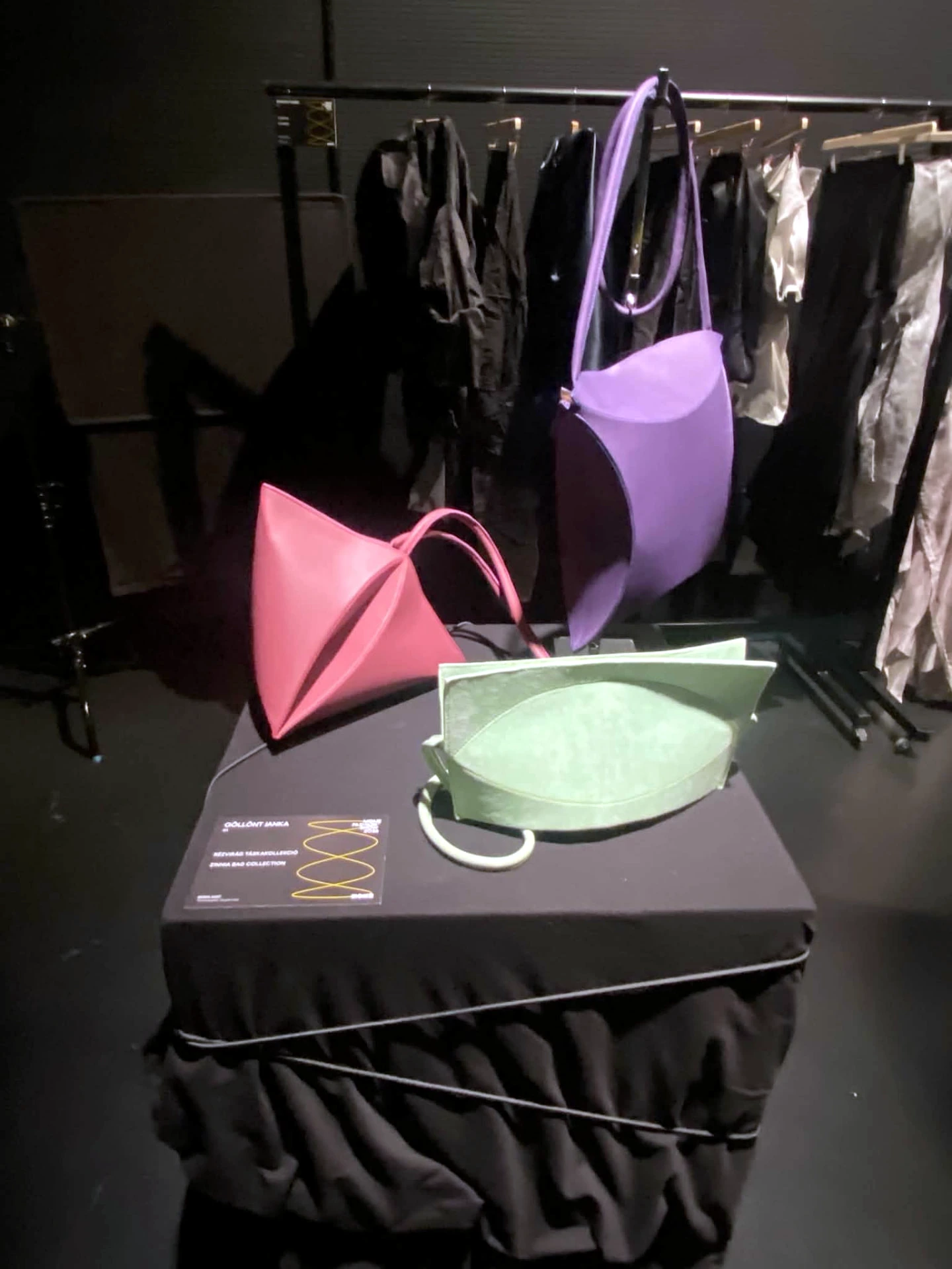 Színes geometrikus táskák a MOME Fashion Show 2026 kiállításán