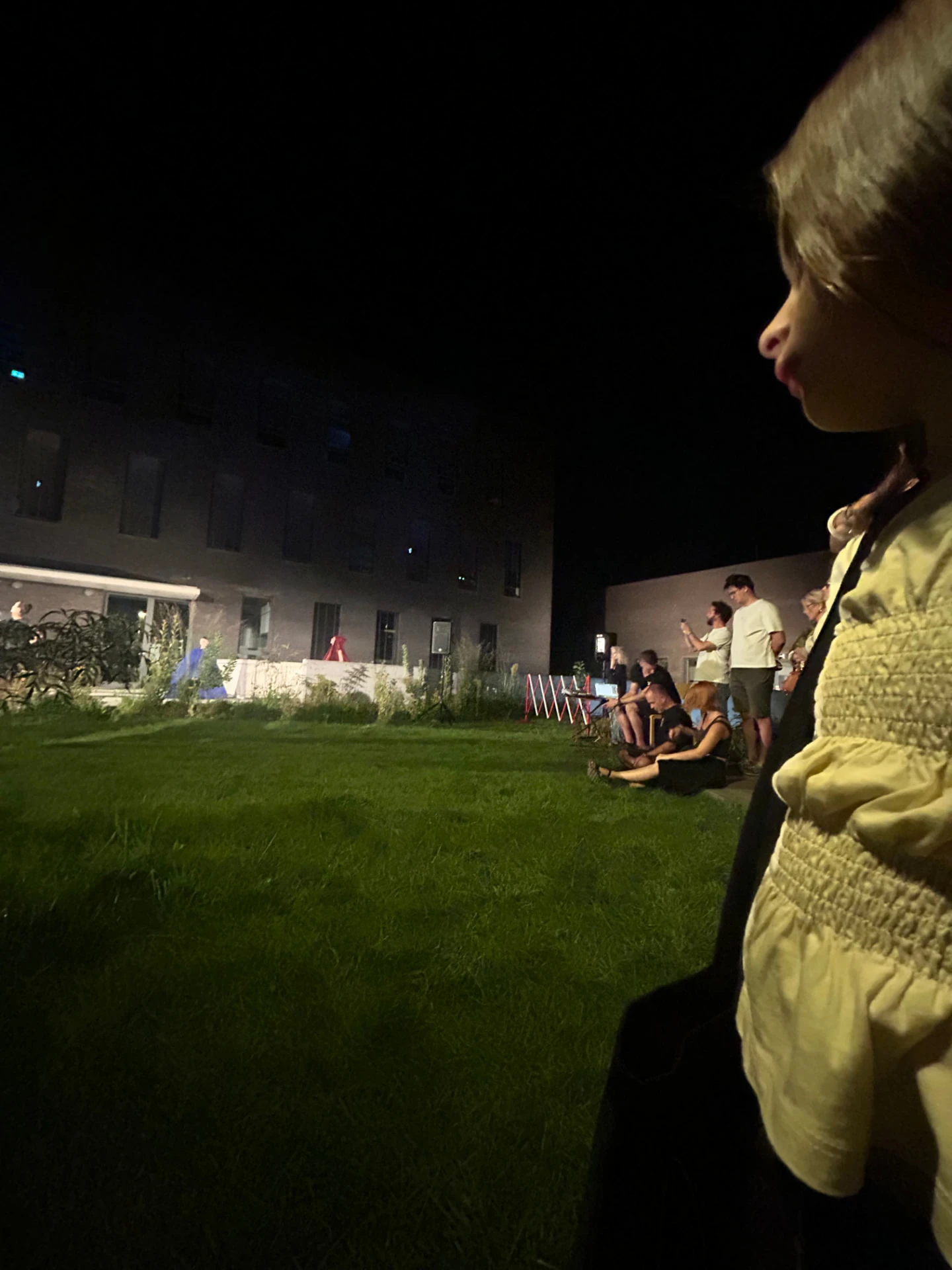 Szabadtéri performansz figyelése a MOME Campuson, az esti órákban