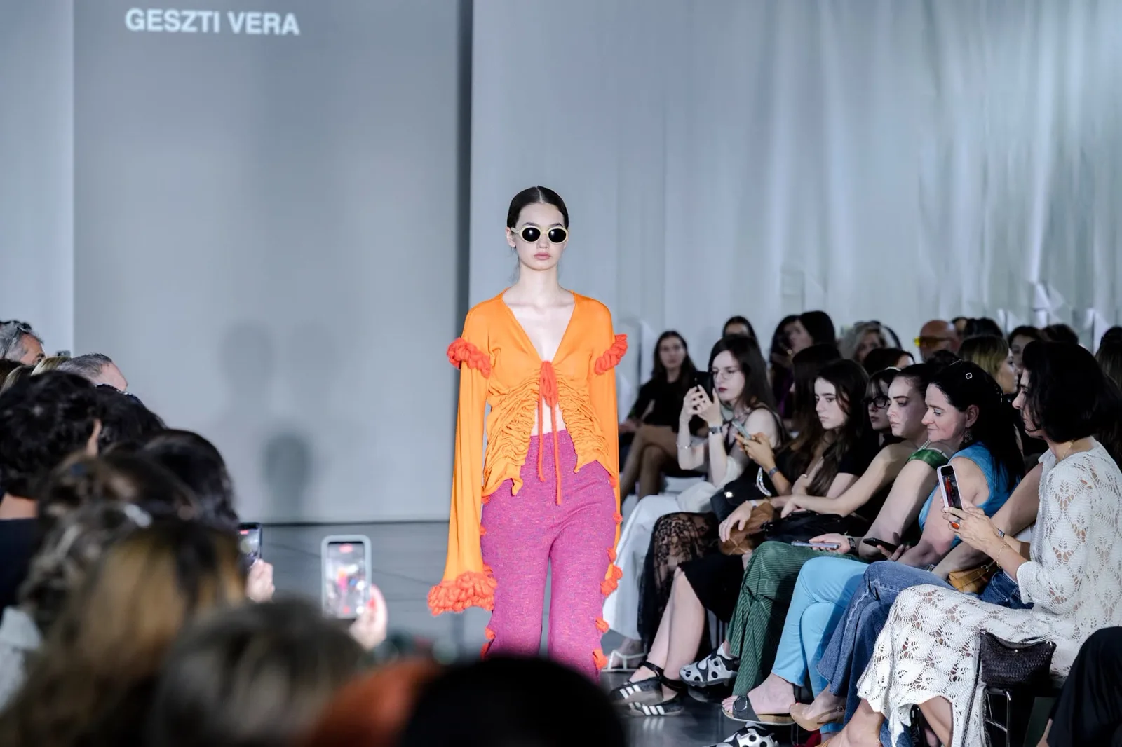 Geszti Vera kollekciója - narancs felső, pink nadrág