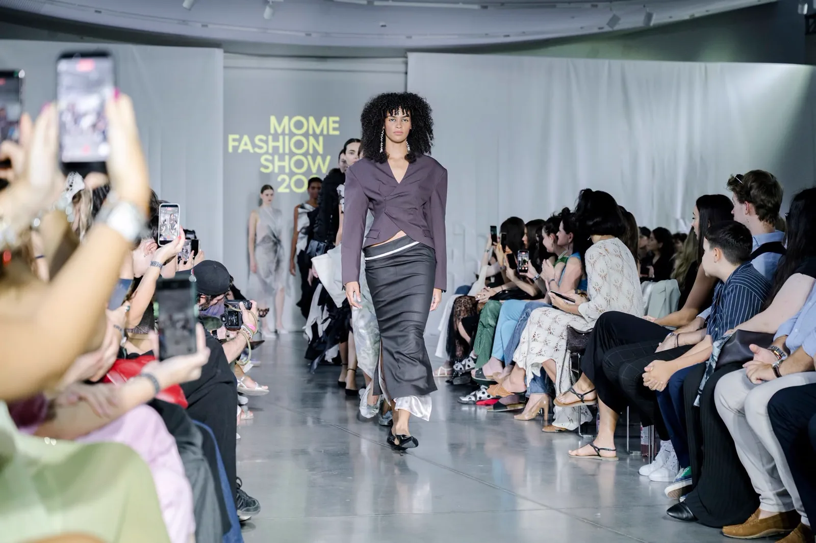 Sötét szett a kifutón, MOME Fashion Show 2026